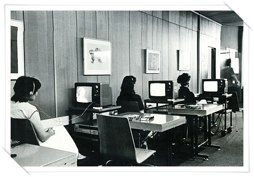 Ver películas de vídeo en la biblioteca de la Universidad Jaifa en la década de 1980