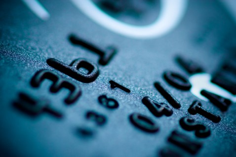 primer plano de los dígitos de la tarjeta de crédito azul